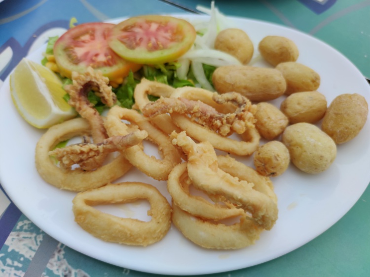 Calamares y papas servidos en El Pisquito