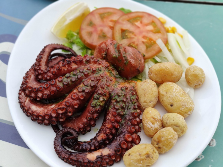 Pulpo a la plancha con papas de El Pisquito