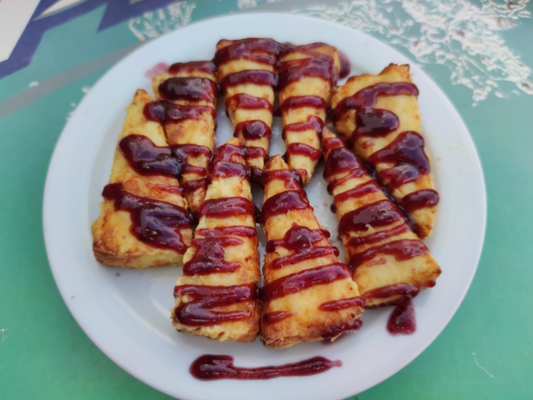 Queso frito con mermelada de arándanos