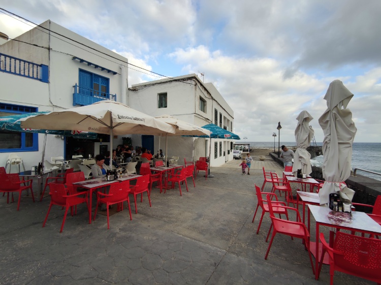 Terraza de El Pisquito frente al Atlántico en Arrieta